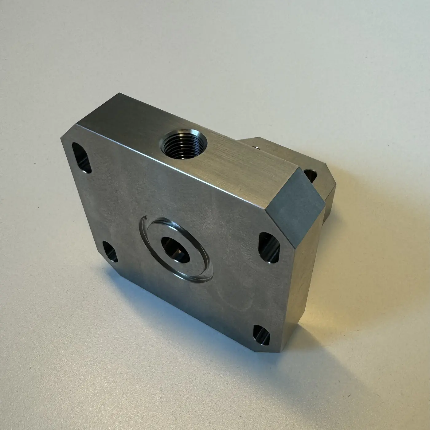 Corpo metallico lavorato su più facce
